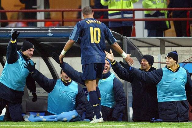 Adriano (Inter) empfängt nach seiner Auswechslung die Glückwünsche der Mitspieler Fußball EC 1 Herren Champions League 2005 2006, FC Internazionale Mailand Gruppe Mailand Freude,