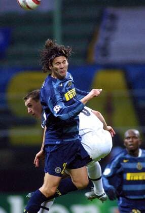 Santiago Solari (Inter, vorn) gegen Blazej Vascak (Artmedia Bratislava) -  Fußball EC 1 Herren Champions League 2005 2006, FC Internazionale Mailand - Artmedia Bratislava 4:0 Gruppe FC Petrzalka Mailand Dynamik,
