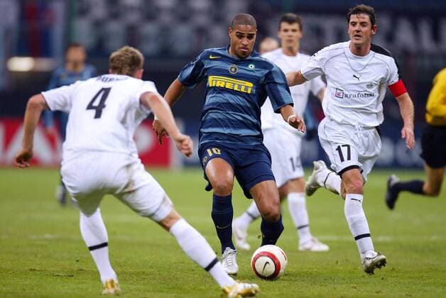Adriano (Inter, Mitte) gegen Jan Durica (li.) und Balazs Borbely (beide Artmedia Bratislava) Fußball EC 1 Herren Champions League 2005 2006, FC Internazionale Mailand - Artmedia Bratislava 4:0 Gruppe FC Petrzalka Mailand Dynamik,