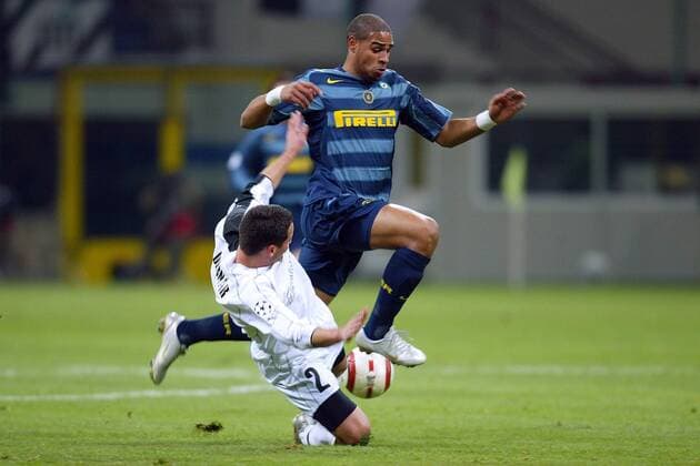 Adriano (Inter, re.) gegen Ondrej Debnar (Artmedia Bratislava) Fußball EC 1 Herren Champions League 2005 2006, FC Internazionale Mailand - Artmedia Bratislava 4:0 Gruppe FC Petrzalka Mailand Dynamik,