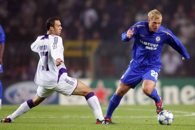 Eidur Gudjohnsen (Chelsea, re.) gegen Anthony Vanden Borre (Anderlecht) Fußball EC 1 Herren Champions League 2005 2006, RSC Anderlecht - Chelsea FC London 0:2 Gruppe pan11547 Brüssel Dynamik,  