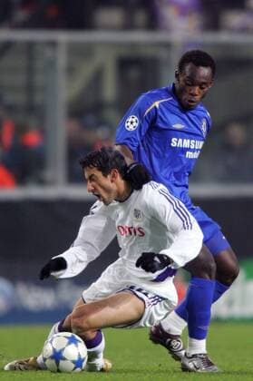 Mickael Essien (Chelsea, re.) gegen Serhat Akin (Anderlecht) Fußball EC 1 Herren Champions League 2005 2006, RSC Anderlecht - Chelsea FC London 0:2 Gruppe pan11547 Brüssel Dynamik, Kampf,  