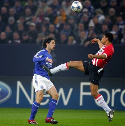 Levan Kobiashvili (Schalke, li.) gegen Michael Reiziger (Eindhoven) Fußball EC 1 Herren Champions League 2005 2006, FC Schalke 04 - PSV Eindhoven 3:0 Gruppe Gelsenkirchen Dynamik,