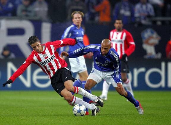 Ibrahim Afellay (Eindhoven, li.) gegen Gustavo Varela (Schalke) Fußball EC 1 Herren Champions League 2005 2006, FC Schalke 04 - PSV Eindhoven 3:0 Gruppe Gelsenkirchen Dynamik,