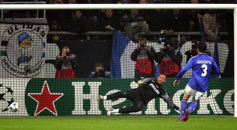 Levan Kobiashvili (Schalke) erzielt das 3:0 per Elfmeter gegen Torwart Heurelho Gomes (Eindhoven) Fußball EC 1 Herren Champions League 2005 2006, FC Schalke 04 - PSV Eindhoven 3:0 Totale Bande, Wirtschaft, Bierbrauerei, Brauerei Gelsenkirchen Dynamik,