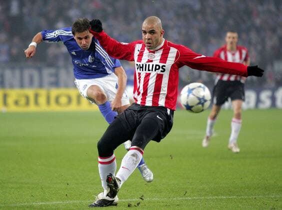 Lincoln (Schalke, li.) zieht gegen Alex (Eindhoven) ab Fußball EC 1 Herren Champions League 2005 2006, FC Schalke 04 - PSV Eindhoven 3:0 Gruppe Gelsenkirchen Dynamik,