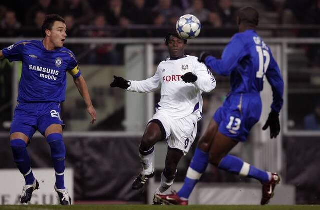 Mbo Mpenza (Anderlecht, Mitte) fixiert den Ball, li. John Terry (Chelsea) -  Fußball EC 1 Herren Champions League 2005 2006, RSC Anderlecht - Chelsea FC London 0:2 Gruppe Brüssel Dynamik,