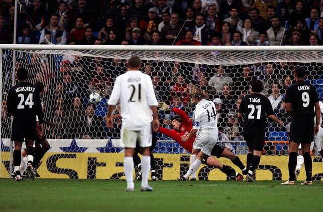 Guti (Real Madrid, 3.v.re.) erzielt gegen Torwart Gregory Coupet das 1:0, Sylvain Monsoreau (li.), Tiago (2.v.re.) und John Carew (alle Lyon) haben das Nachsehen Fußball EC 1 Herren Champions League 2005 2006, Real Madrid - Olympique Lyonnais 1:1, OL, Vdig Gruppe pan11548 Madrid Dynamik,  