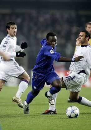 Mickael Essien (Chelsea, Mitte) gegen Anthony Vanden Borre (Anderlecht) -  Fußball EC 1 Herren Champions League 2005 2006, RSC Anderlecht - Chelsea FC London 0:2 Gruppe Brüssel Dynamik,
