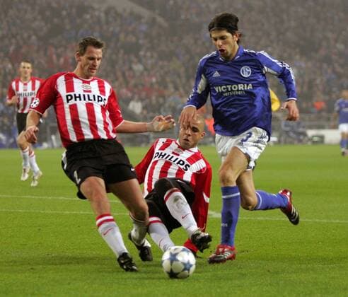 Levan Kobiashvili (Schalke, re.) gegen Andre Ooijer (li.) und Alex (beide Eindhoven) Fußball EC 1 Herren Champions League 2005 2006, FC Schalke 04 - PSV Eindhoven 3:0 Gruppe Gelsenkirchen Dynamik,