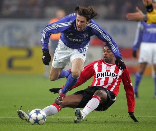 Mladen Krstajic (Schalke, li.) gegen Robert (Eindhoven) Fußball EC 1 Herren Champions League 2005 2006, FC Schalke 04 - PSV Eindhoven 3:0 Gruppe Gelsenkirchen Dynamik, Kampf,