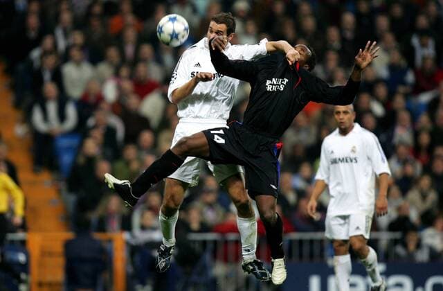 Ivan Helguera (Real Madrid, li.) gegen Sidney Govou (Lyon) Fußball EC 1 Herren Champions League 2005 2006, Real Madrid - Olympique Lyonnais 1:1, Gruppe pan11548 Madrid Dynamik, Kampf, Höhe,  
