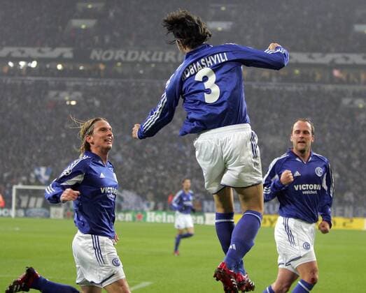 Torschütze Levan Kobiashvili (Mitte) jubelt mit Christian Poulsen (li.) und Fabian Ernst (alle Schalke) Fußball EC 1 Herren Champions League 2005 2006, FC Schalke 04 Gruppe Gelsenkirchen Freude, Begeisterung, Höhe,