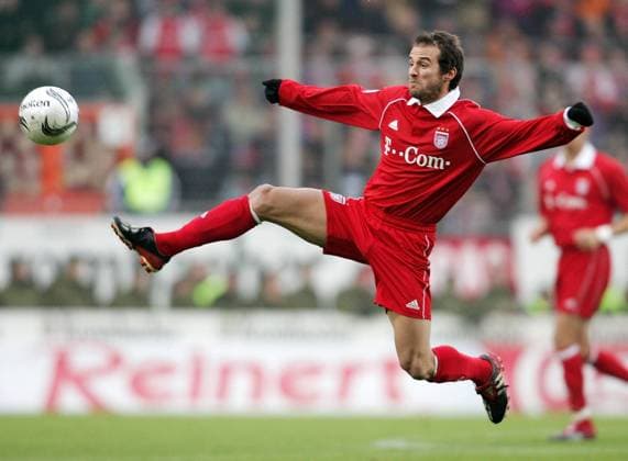 Mehmet Scholl (Bayern) am Ball Fußball 1. BL Herren Saison 2005 2006, FC Bayern München Einzelbild Bielefeld Dynamik, Höhe,
