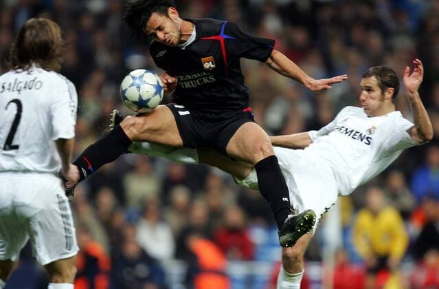 Fred (Lyon, Mitte) gegen Ivan Helguera (Real Madrid) Fußball EC 1 Herren Champions League 2005 2006, Real Madrid - Olympique Lyonnais 1:1, Gruppe pan11548 Madrid Dynamik, Kampf, Höhe,  