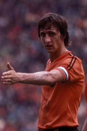 Johan Cruyff (Niederlande) zeigt die Richtung an Fußball WM Herren Weltmeisterschaft 1974, Nationalmannschaft, Nationalteam, Nationaltrikot, Gruppe C Einzelbild Dortmund Nachdenklichkeit,
