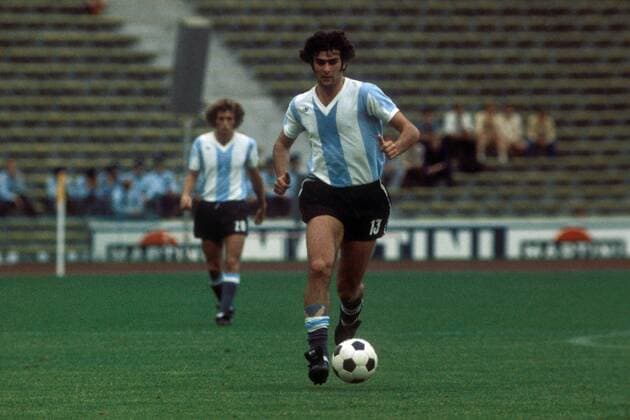 Mario Kempes (Argentinien) am Ball Fußball WM Herren Weltmeisterschaft 1974, Nationalmannschaft, Nationalteam, Nationaltrikot, Länderspiel, Gruppe D Einzelbild München Dynamik,