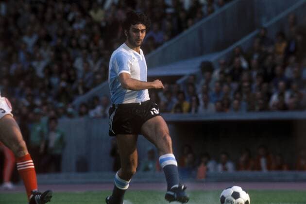 Mario Kempes (Argentinien) zieht ab Fußball WM Herren Weltmeisterschaft 1974, Nationalmannschaft, Nationalteam, Nationaltrikot, Länderspiel, Gruppe D Gruppe Stuttgart Dynamik,
