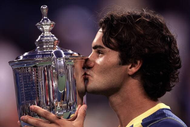 Roger Federer (Schweiz) küsst seine Trophäe für den Sieg bei den US Open 2005 -  Tennis Herren US Open 2005, Grand Slam, ATP Tour, Finale, Endspiel Einzelbild Flushing Meadow, Meadows New York Freude,
