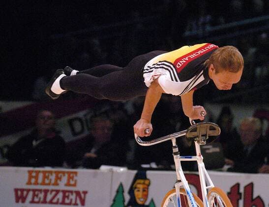 Robin Hartmann (Deutschland) - Handstand auf dem Lenker Radsport WM Herren Weltmeisterschaft 2005, Kunstrad, Kunstradfahren, Kunstfahren, Kunstradsport, Hallenradsport, Rad Einzelbild Freiburg