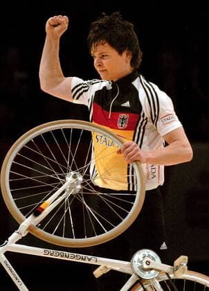 David Schnabel (Deutschland) ist Kunstrad Weltmeister 2005 Radsport WM Herren Weltmeisterschaft 2005, Kunstrad, Kunstradfahren, Kunstfahren, Kunstradsport, Hallenradsport, Rad Einzelbild Freiburg Freude,