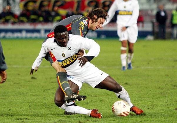 Filippo Cristante (Messina, hi.) gegen Obafemi Martins (Inter) -  Fußball Herren Serie A 2005 2006, 1. Italienische Liga, FC Messina - FC Internazionale Mailand 1:2, Vdig Gruppe Messina Dynamik,
