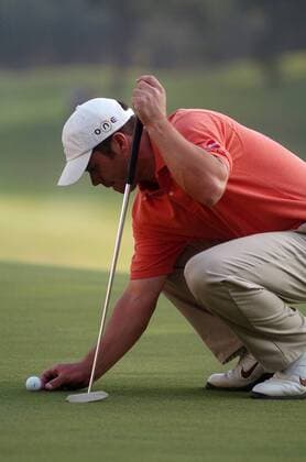 Paul Casey (England) überprüft den Ball vor dem Put -  Golf Herren Volvo China Open 2005, Golfen, Asian, PGA European Tour Einzelbild IMCp05539709 Shenzhen Golf Club