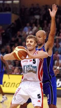 Anton Gavel (Giessen, vorn) gegen Jens Uwe Gordon (Karlsruhe) Basketball 1. BL Herren BBL 2005 2006, Giessen 46ers - BG Karlsruhe 86:91, 46 ers Gruppe Gießen Dynamik,