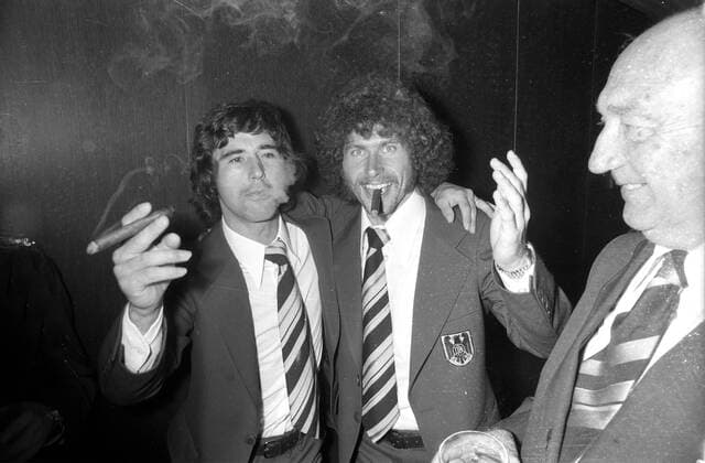 Weltmeister Gerd Müller (li.) und Paul Breitner (beide BR Deutschland, 2.v.li.) qualmen auf dem Bankett im Münchner Hotel Hilton dicke Zigarren Fußball WM Herren Weltmeisterschaft 1974, Nationalmannschaft, Nationalteam, Länderspiel, Endspiel, Finale Gruppe München Freude,