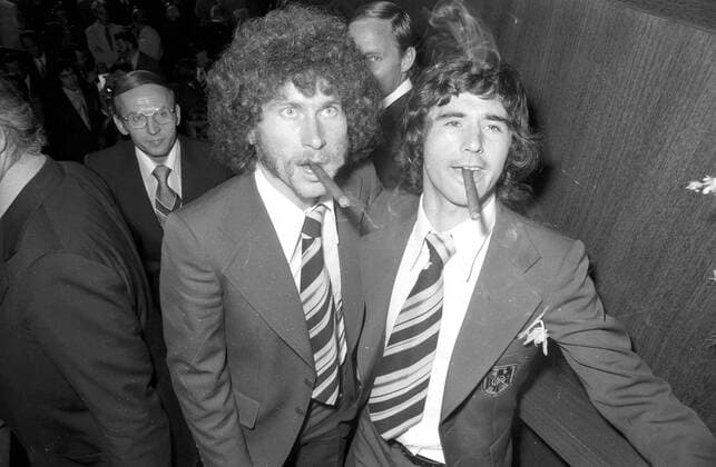 Weltmeister Gerd Müller (li.) und Paul Breitner (beide BR Deutschland, 2.v.li.) qualmen auf dem Bankett im Münchner Hotel Hilton dicke Zigarren Fußball WM Herren Weltmeisterschaft 1974, Nationalmannschaft, Nationalteam, Länderspiel, Endspiel, Finale Gruppe München Freude,