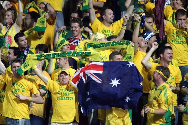 Australische Fans in den Landesfarben jubeln mit Fanschals und Nationalflagge Fußball Länderspiel Herren Confederations Cup 2005, Confederationscup, Konföderationencup, Konföderationen, Länderspiel Totale pan9785, Fußballfan, Fußballfans, Zuschauer Nürnberg, Publikum Begeisterung, Freude,  