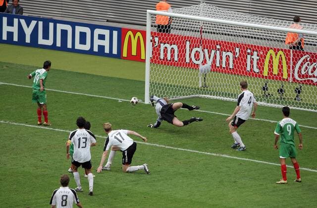 Torwart Oliver Kahn streckt sich nach dem Ball, Robert Huth (2.v.re.), Per Mertesacker (Mitte), Michael Ballack (2.v.li.) und Frings (vorn, alle Deutschland), sowie Jared Borgetti (re.) und Alberto Medina (li., beide Mexiko) schauen zu Fußball Länderspiel Herren Confederations Cup 2005, Confederationscup, Konföderationen, Länderspiel, Nationalmannschaft Gruppe McDonalds, Donald, McDonald s, i m lovin it Leipzig