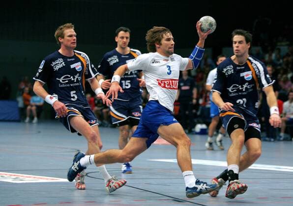 Stefan Schröder (Hamburg, Mitte) vorbei an Mathias Franzen (li.) und Mark Bult (beide Nordhorn) Handball 1. BL Herren DHB Pokal 2005 2006, HSV Hamburg - HSG Nordhorn 32:31 Gruppe Pokalspiel Hamburg Dynamik,