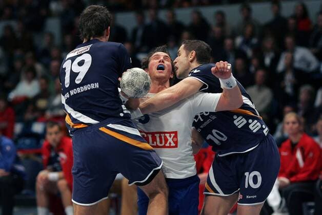 Torsten Jansen (Hamburg, Mitte) wird von Jan Filip (re.) und Frank Schumann (beide Nordhorn) in die Zange genommen Handball 1. BL Herren DHB Pokal 2005 2006, HSV Hamburg - HSG Nordhorn 32:31 Gruppe Pokalspiel Hamburg Dynamik, Kampf, Abwehr,