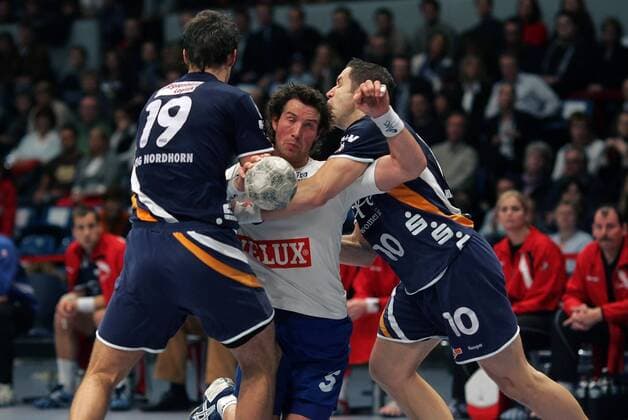 Torsten Jansen (Hamburg, Mitte) wird von Jan Filip (re.) und Frank Schumann (beide Nordhorn) in die Zange genommen Handball 1. BL Herren DHB Pokal 2005 2006, HSV Hamburg - HSG Nordhorn 32:31 Gruppe Pokalspiel Hamburg Dynamik, Kampf, Abwehr,