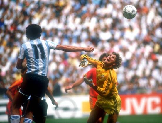Torwart Jean Marie Pfaff (Belgien) irrt orientierungslos umher, Jorge Valdano (Argentinien) versucht dies zu nutzen Fußball WM Herren Weltmeisterschaft 1986, Länderspiel, Nationalmannschaft, Nationalteam, Nationaltrikot, Vdia Gruppe Halbfinale Mexiko Stadt, Mexico City