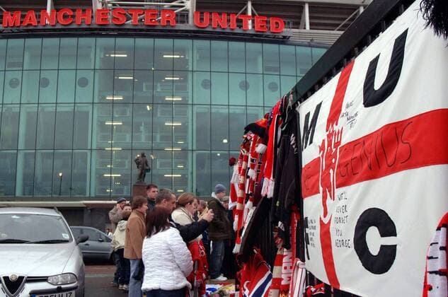 Old Trafford in Manchester - Trauer um den am 25. November verstorbenen George Best (Nordirland) - Fußball Herren Trauerfall 2005, Tod, tot, gestorben, verstorben, Abschied, Todesfall, Manchester United, ManU Totale Old Trafford, Stadion, Fußballstadion Manchester