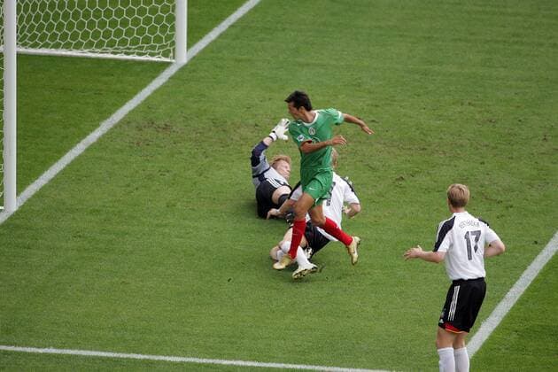 Jared Borgetti (Mexiko, Mitte) erzielt das Tor gegen Torwart Oliver Kahn und Schweinsteiger, davor Per Mertesacker (alle Deutschland) Fußball Länderspiel Herren Confederations Cup 2005, Confederationscup, Konföderationencup, Konföderationen, Länderspiel Gruppe Leipzig Dynamik,