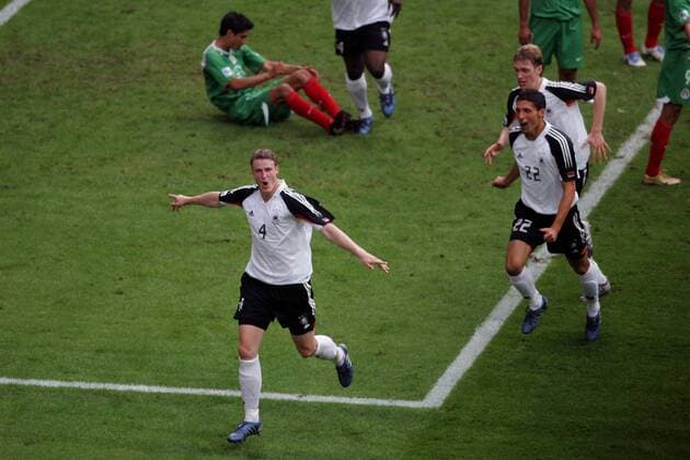 Robert Huth (Mitte), Kevin Kuranyi (2.v.re.) und Per Mertesacker (alle Deutschland) - Torjubel Fußball Länderspiel Herren Confederations Cup 2005, Confederationscup, Konföderationencup, Konföderationen, Länderspiel Gruppe Leipzig Freude,