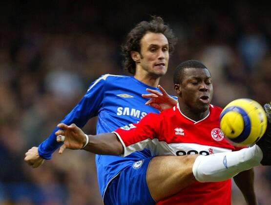 Ricardo Carvalho (Chelsea, li.) gegen Yakubu Ayegbeni (Middlesbrough) -  Fußball Herren English Premier League 2005 2006, 1. Englische Liga, Chelsea FC London - Middlesbrough FC Gruppe London Dynamik,