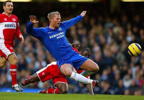 Eidur Gudjohnsen (Chelsea, vorn) zieht im Fallen ab -  Fußball Herren English Premier League 2005 2006, 1. Englische Liga, Chelsea FC London - Middlesbrough FC Gruppe London Dynamik,