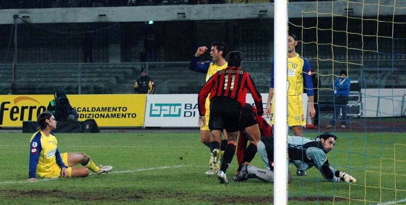 Alberto Gilardino (Milan, Mitte) jubelt während Torwart Lorenzo Squizzi (re.) und Paolo Sammarco (li., beide Chievo Verona) enttäuscht sind -  Fußball Herren Serie A 2005 2006, 1. Italienische Liga, Chievo Verona - AC Mailand 2:1 Gruppe Verona Freude,