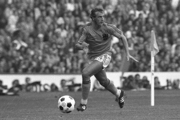 Johan Neeskens (Niederlande) am Ball Fußball WM Herren Weltmeisterschaft 1974, Länderspiel, Nationalmannschaft, Nationalteam, Nationaltrikot, Vneg, Vsw Einzelbild Finale, Endspiel München Dynamik,