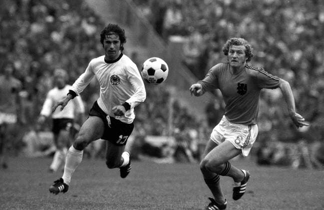 Gerd Müller (li., BR Deutschland) gegen Wim Jansen (Niederlande) Fußball WM Herren Weltmeisterschaft 1974, Länderspiel, Nationalmannschaft, Nationalteam, Nationaltrikot, Vneg, Vsw Gruppe Finale, Endspiel München Dynamik,
