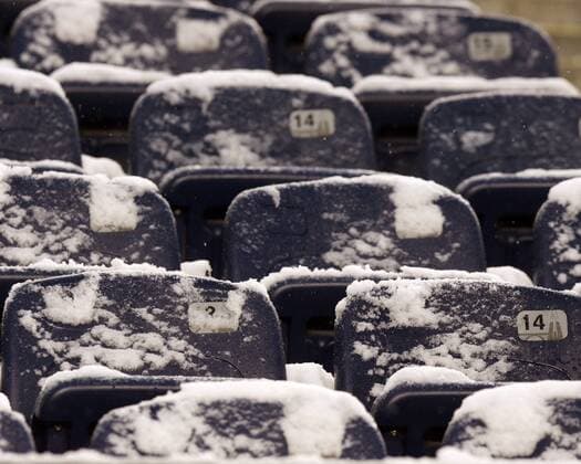 Schneebedeckte Sitzplätze im Gillette Stadium in Foxborough - (Icon4611203) American Football Herren NFL 2005 2006, New England Patriots Gruppe Gillette Stadium Foxboro EDITORIAL USE ONLY