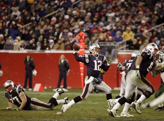 Quarterback Tom Brady (New England Patriots) wirft die Pille - (Icon4611196) American Football Herren NFL 2005 2006, New England Patriots - New York Jets 16:3 Gruppe Foxboro Dynamik, EDITORIAL USE ONLY