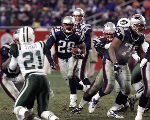 Running Back Corey Dillon (New England Patriots, Mitte) mit der Pille, während seine Mitspieler ihm den Weg freihalten - (Icon4611198) American Football Herren NFL 2005 2006, New England Patriots - New York Jets 16:3 Gruppe Foxboro Dynamik, EDITORIAL USE ONLY