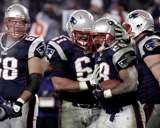 Jubel bei den New England Patriots, v. li.: Offensive Tackle Tom Ashworth, Guard Steve Neal und Running Back Corey Dillon - (Icon4611200) American Football Herren NFL 2005 2006, New England Patriots Gruppe Foxboro Freude, EDITORIAL USE ONLY