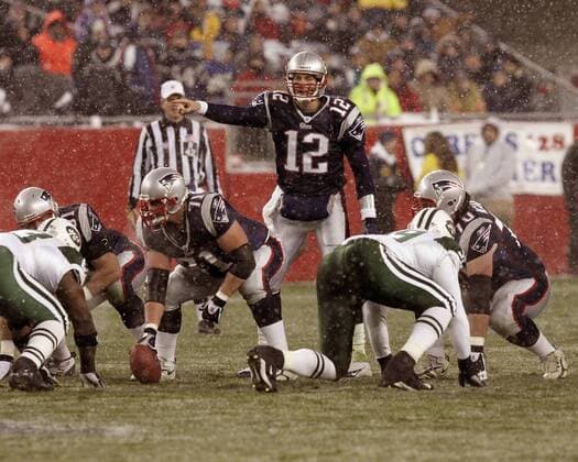 Quarterback Tom Brady (Mitte, hi.) gibt Anweisungen, davor Guard Russ Hochstein (beide New England Patriots) - (Icon4611211) American Football Herren NFL 2005 2006, New England Patriots - New York Jets 16:3, NY, N.Y., N. Y. Gruppe Foxboro EDITORIAL USE ONLY