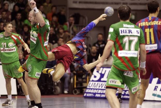 Dragan Skrbic (Barcelona, re.) - Sprungwurf gegen Sigfus Sigurdsson (Magdeburg) Handball EC 1 Herren Champions League 2005 2006, SC Gladiators Magdeburg - FC Barcelona 24:26, SCM, Barca Gruppe Magdeburg Dynamik,